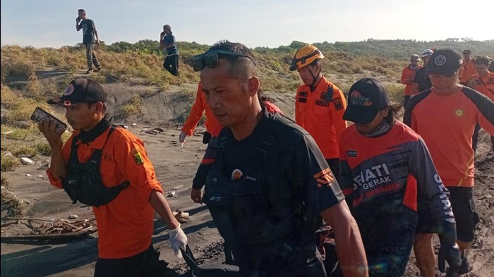Petugas mengevakuasi jasad nelayan korban terjatuh di jembatan besi eks perusahaan tambang PT SBP, Desa Buniasih, Kecamatan Tegalbuleud, Sukabumi,