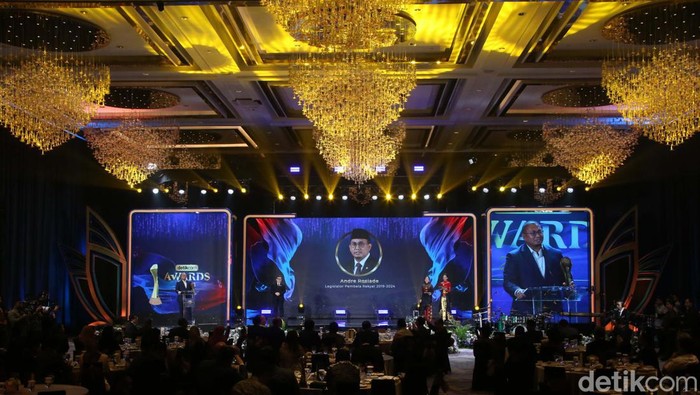 Pidato Andre Rosiade Usai Raih Legislator Pembela Rakyat Politikus Partai Gerindra, Andre Rosiade, menyabet detikcom Awards 2024. Ia dinobatkan sebagai Legislator Pembela Rakyat 2019-2024.