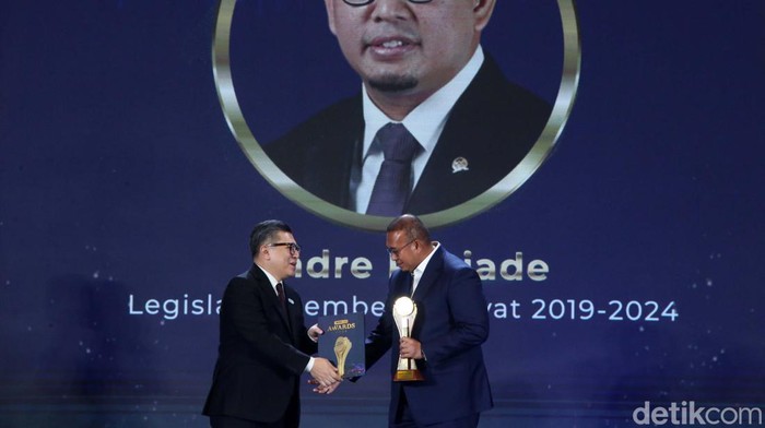 Politikus Partai Gerindra, Andre Rosiade, menyabet detikcom Awards 2024. Ia dinobatkan sebagai Legislator Pembela Rakyat 2019-2024.