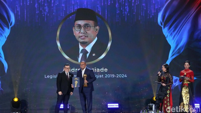 Pidato Andre Rosiade Usai Raih Legislator Pembela Rakyat Politikus Partai Gerindra, Andre Rosiade, menyabet detikcom Awards 2024. Ia dinobatkan sebagai Legislator Pembela Rakyat 2019-2024.