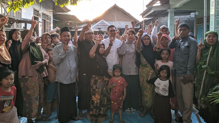 CabupLombok Barat Naufar Furqony Farinduan kampanye di Dusun Bilekedit Utara, Desa Babussalam, Kecamatan Gerung. Lombok Barat, Kamis (17/10/2024). Foto: (Ahmad Viqi/detikBali).