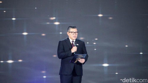 Pemimpin Redaksi detikcom Alfito Deannova Gintings membuka acara detikcom awards 2024. Ia bicara peran instansi negara hingga para inovator dalam memajukan bangsa negara.