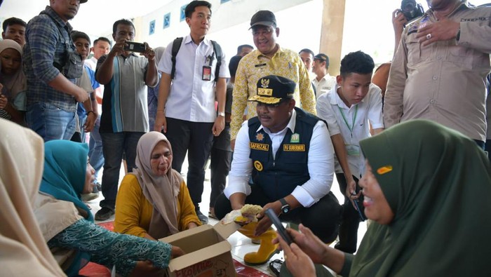 Pj Gubernur Aceh Safrizal ZA saat mengunjungi korban banjir di Aceh Tamiang (Foto: Dok. Pemerintah Aceh)