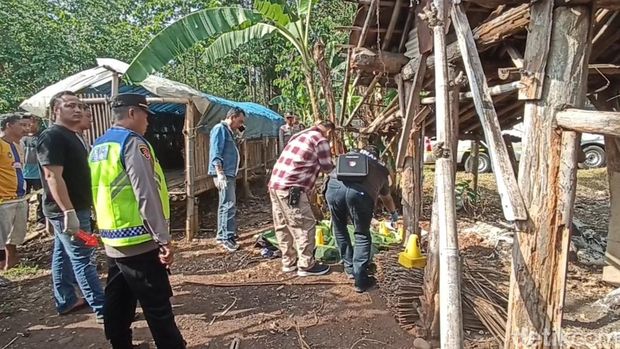 Polisi memeriksa mayat wanita yang ditemukan di dekat kandang ayam di Desa Darupono, Kaliwungu Selatan, Kabupaten Kendal, Kamis (17/10/2024) pagi.