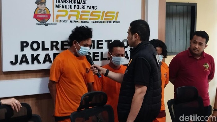 Polisi menangkap komplotan curanmor yang mencuri 30 motor dalam waktu 6 bulan di Jaksel.