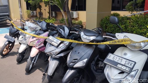 Polisi menangkap komplotan curanmor yang mencuri 30 motor dalam waktu 6 bulan di Jaksel.