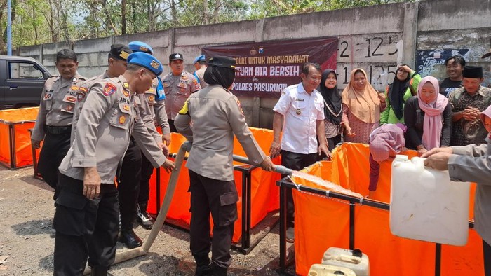 Polres Pasuruan salurkan air bersih