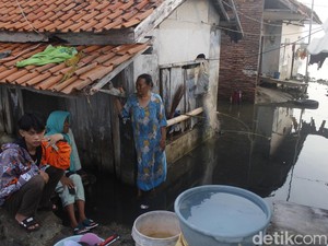 Pasrahnya Ratih, Rumah Perlahan Ditelan Laut Jawa di Legonwetan