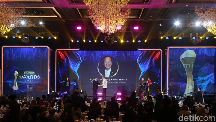 Potret Agus Gumiwang Raih detikcom Awards Tokoh Inovasi dan Transformasi Industri Pesatnya perkembangan teknologi membawa dampak besar bagi sektor industri. Terlebih, implementasi industri 4.0 menciptakan sistem produksi yang lebih efisien, fleksibel dan terhubung karena menggabungkan teknologi digital dan fisik.