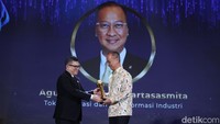 Selama menjabat, Agus Gumiwang Kartasasmita aktif melakukan penerapan Making Indonesia 4.0, yang merupakan peta jalan menuju transformasi industri di Indonesia. Oleh karena itu detikcom memberi anugerah Tokoh Inovasi dan Transformasi Industri kepada Agus Gumiwang Kartasasmita.