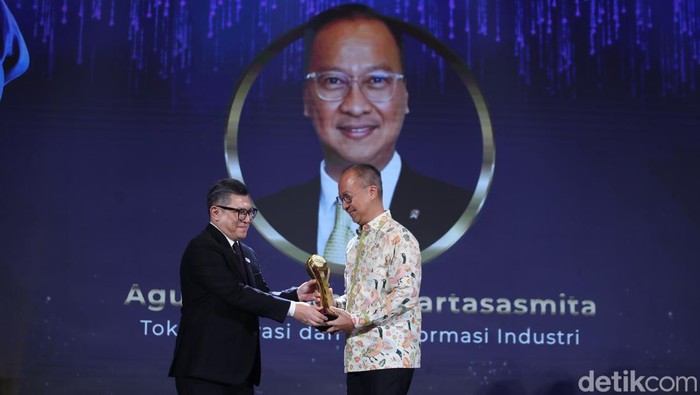 Potret Agus Gumiwang Raih detikcom Awards Tokoh Inovasi dan Transformasi Industri Pesatnya perkembangan teknologi membawa dampak besar bagi sektor industri. Terlebih, implementasi industri 4.0 menciptakan sistem produksi yang lebih efisien, fleksibel dan terhubung karena menggabungkan teknologi digital dan fisik.
