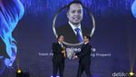 Potret Dirut Sarana Jaya Andira Reoputra Raih detikcom Awards