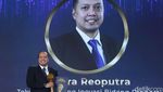 Potret Dirut Sarana Jaya Andira Reoputra Raih detikcom Awards
