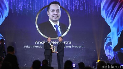 Potret Dirut Sarana Jaya Andira Reoputra Raih detikcom Awards