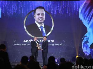 Potret Dirut Sarana Jaya Andira Reoputra Raih detikcom Awards