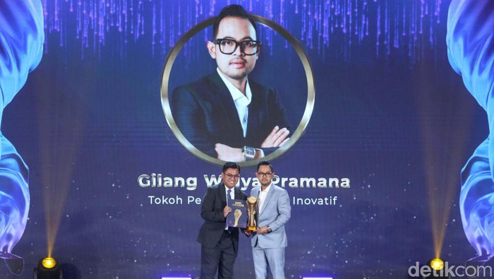 Juragan 99 dikenal sebagai pengusaha muda inovatif memiliki nama asli Gilang Widya Pramana. Ia diganjar Tokoh Pengusaha Muda Inovatif di ajang detikcom Awards 2024.