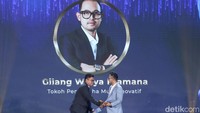 KOSME sendiri adalah salah satu perusahaan maklon kosmetik dan skincare terkemuka di Indonesia. Berbagai varian produk kecantikan mulai dari skincare, bodycare, haircare, personalcare, make-up, lip product, hingga perfume bisa diproduksi dengan biaya terjangkau dan minimum quantity yang bervariasi. Sedangkan untuk bisnisnya di bidang komersial yang dimiliki oleh Gilang bersama istrinya. Meliputi MS GLOW Beauty, MS Glow For Men, MS Slim, Kosme Care, Kosme Mask, Men’s Xperience, JiWater, Nainn, Fabrica, Shade Signature, dan Mulsk Beauty. Pada awal pandemi Covid-19, MS GLOW Beauty mengklaim berhasil membukukan penjualan produk sebanyak lebih dari 2 juta per bulan.  