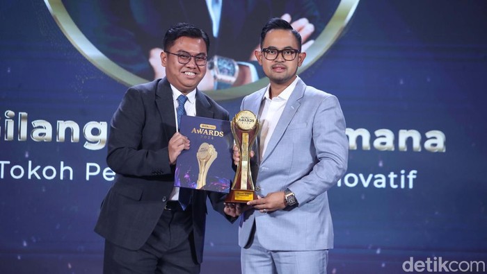 Juragan 99 dikenal sebagai pengusaha muda inovatif memiliki nama asli Gilang Widya Pramana. Ia diganjar Tokoh Pengusaha Muda Inovatif di ajang detikcom Awards 2024.