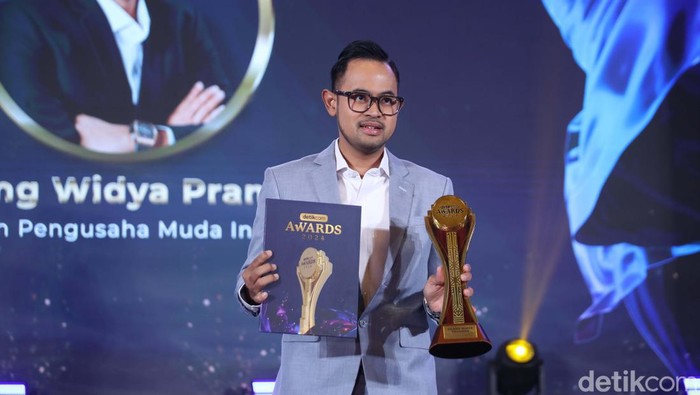 Potret Gilang Widya Pramana Sang Tokoh Pengusaha Muda Inovatif Juragan 99 dikenal sebagai pengusaha muda inovatif memiliki nama asli Gilang Widya Pramana. Ia diganjar Tokoh Pengusaha Muda Inovatif di ajang detikcom Awards 2024.