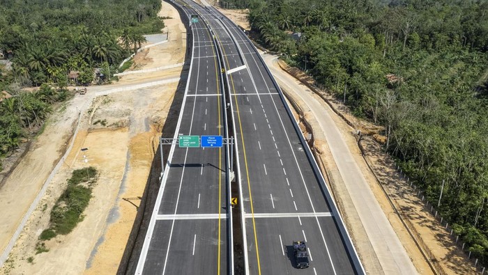 Potret Jalan Tol Trans Sumatera Ruas Baleno Resmi Beroperasi Foto udara Jalan Tol Trans Sumatera (JTTS) Bayung Lencir - Tempino (Baleno) Seksi 3 saat hari pertama pengoperasiannya di Muaro Sebapo, Muaro Jambi, Jambi, Kamis (17/10/2024). Menurut PT Hutama Karya (Persero) jalan tol pertama di Jambi yang menghubungkan Jambi dengan Sumatera Selatan sepanjang 34 kilometer itu resmi beroperasi gratis mulai Kamis (17/10). ANTARA FOTO/Wahdi Septiawan/tom.