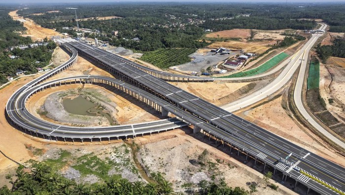 Foto udara Jalan Tol Trans Sumatera (JTTS) Bayung Lencir - Tempino (Baleno) Seksi 3 saat hari pertama pengoperasiannya di Muaro Sebapo, Muaro Jambi, Jambi, Kamis (17/10/2024). Menurut PT Hutama Karya (Persero) jalan tol pertama di Jambi yang menghubungkan Jambi dengan Sumatera Selatan sepanjang 34 kilometer itu resmi beroperasi gratis mulai Kamis (17/10). ANTARA FOTO/Wahdi Septiawan/tom.