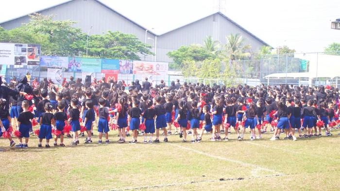 Potret Keseruan Kompetisi Olahraga Sekolah Terbesar di Indonesia SIS Olympics 2024 yang diselenggarakan oleh SIS Group of Schools resmi dibuka pada Rabu (16/10). Mengusung tema βSIS Schools unite, teamwork shines bright!β, ini merupakan acara olahraga terbesar dalam sejarah SIS Schools dan acara olahraga terbesar yang diadakan oleh grup sekolah mana pun di Indonesiaz Ajang ini mempertemukan siswa, orang tua, dan pendidik dari 11 lokasi di 3 negara yakni Indonesia, Myanmar, dan India.