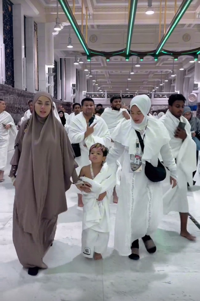 Selama berada di Tanah Suci, Nikita mengenakan abaya dan frech khimar. Seperti saat di Safa dan Marwah Nikita memakan abaya set warna cokelat sambil menggandeng anaknya. Foto: Dok. Instagram @nikitamirzanimawardi_172 dan @shellasaukiaofficial