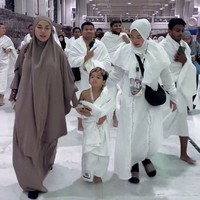 Selama berada di Tanah Suci, Nikita mengenakan abaya dan frech khimar. Seperti saat di Safa dan Marwah Nikita memakan abaya set warna cokelat sambil menggandeng anaknya. Foto: Dok. Instagram @nikitamirzanimawardi_172 dan @shellasaukiaofficial