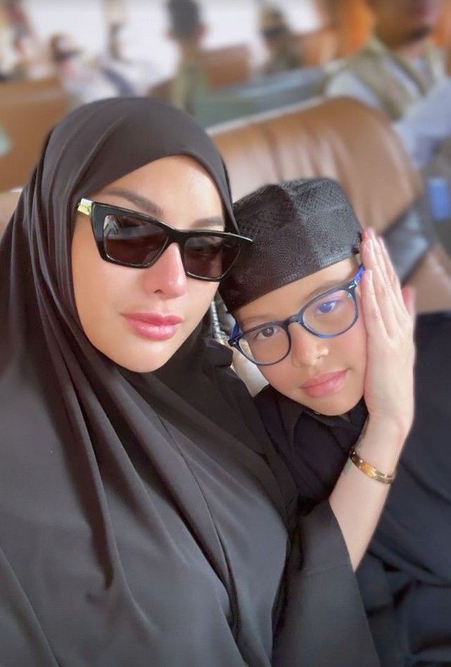 Postingan pemain film Warkop DKI Reborn: Jangkrik Boss! Part 1 yang berhijab saat umrah langsung mendapatkan banjir pujian dari warganet. Ayo mba kembali ke jln Alloh tdk ada kata terlambat....tamvah cantik pake jilbab, ucap netizen. Cantik banget pake hijab bagusan pake hijab, puji netizen lainnya. Foto: Dok. Instagram @nikitamirzanimawardi_172 dan @shellasaukiaofficial