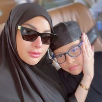 Postingan pemain film Warkop DKI Reborn: Jangkrik Boss! Part 1 yang berhijab saat umrah langsung mendapatkan banjir pujian dari warganet. Ayo mba kembali ke jln Alloh tdk ada kata terlambat....tamvah cantik pake jilbab, ucap netizen. Cantik banget pake hijab bagusan pake hijab, puji netizen lainnya. Foto: Dok. Instagram @nikitamirzanimawardi_172 dan @shellasaukiaofficial