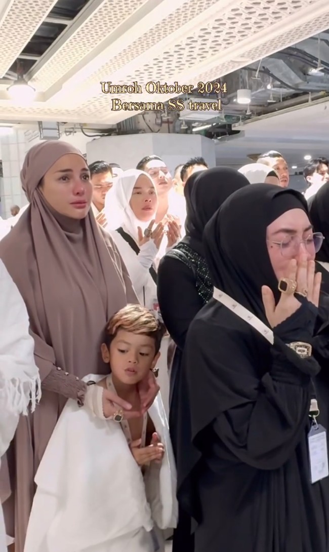 Melalui akun Instagramnya, wanita kelahiran 17 Maret 1986 ini mengungkapkan rasa syukur karena bisa menjalani ibadah umrah. Alhamdulilah, semoga Allah menganugerahkan kita semua bisa melihat indahnya Makkah, salah satu tempat milyaran pecinta 🤲🏼😇, tulisnya. Foto: Dok. Instagram @nikitamirzanimawardi_172 dan @shellasaukiaofficial
