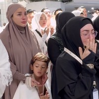 Melalui akun Instagramnya, wanita kelahiran 17 Maret 1986 ini mengungkapkan rasa syukur karena bisa menjalani ibadah umrah. Alhamdulilah, semoga Allah menganugerahkan kita semua bisa melihat indahnya Makkah, salah satu tempat milyaran pecinta 🤲🏼😇, tulisnya. Foto: Dok. Instagram @nikitamirzanimawardi_172 dan @shellasaukiaofficial