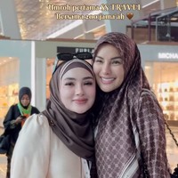 Nikita Mirzani juga menambahkan tujuannya pergi umrah ini bukan untuk menenangkan diri. Menangkan diri kan bisa di mana saja, kalau sekarang memang rezekinya ada sekarang sih makanya pergi, ucap Nikita kepada detikHOt. Foto: Dok. Instagram @nikitamirzanimawardi_172 dan @shellasaukiaofficial.