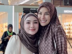 7 Foto Gaya Nikita Mirzani Saat Umrah, Wakaf 300 Al-Quran di Mekah