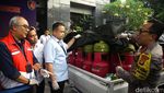 Potret Tersangka Pengoplosan Elpiji 3 Kg ke 12 Kg Tertunduk Malu
