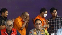 Mereka tampak tertunduk malu saat dihadirkan dalam jumpa pers.  
