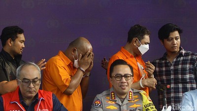 Potret Tersangka Pengoplosan Elpiji 3 Kg ke 12 Kg Tertunduk Malu