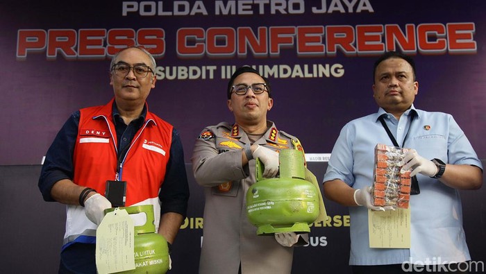 Potret Tersangka Pengoplosan Elpiji 3 Kg ke 12 Kg Tertunduk Malu Polda Metro Jaya menangkap pelaku pengoplosan gas elpiji 3 kg ke 12 kg. Para tersangka tertunduk malu.