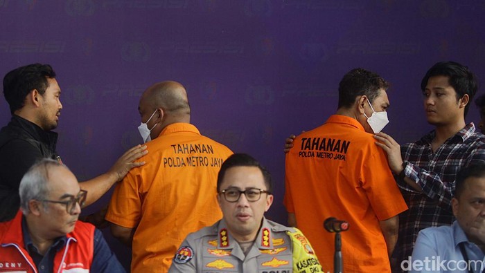 Potret Tersangka Pengoplosan Elpiji 3 Kg ke 12 Kg Tertunduk Malu Polda Metro Jaya menangkap pelaku pengoplosan gas elpiji 3 kg ke 12 kg. Para tersangka tertunduk malu.