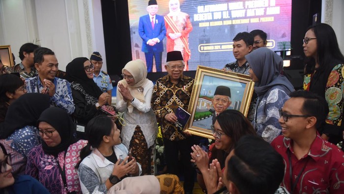 Potret Wapres Maβruf Amin Hadiri Perpisahan dengan Jajaran Setwapres Wakil Presiden Ma'ruf Amin (tengah) didampingi istri Wury Ma'ruf Amin (ketiga kanan) bersalaman dengan para pegawai setwapres usai menghadiri silaturahmi dan perpisahan Wakil Presiden dengan jajaran setwapres, perangkat melekat dan Wartawan Istana Wapres di Auditorium Istana Wakil Presiden, Jakarta, Kamis (17/10/2024). Pada pidato perpisahan jelang akhir masa jabatannya, wapres mengklaim tugas-tugas yang diberikan oleh presiden dijalankan dengan baik seperti penurunan angka stunting dan kemiskinan, kemajuan di Papua, serta kemajuan dalam reformasi birokrasi. ANTARA FOTO/Indrianto Eko Suwarso/wpa.