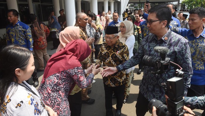 Potret Wapres Maβruf Amin Hadiri Perpisahan dengan Jajaran Setwapres Wakil Presiden Ma'ruf Amin (tengah) didampingi istri Wury Ma'ruf Amin (ketiga kanan) bersalaman dengan para pegawai setwapres usai menghadiri silaturahmi dan perpisahan Wakil Presiden dengan jajaran setwapres, perangkat melekat dan Wartawan Istana Wapres di Auditorium Istana Wakil Presiden, Jakarta, Kamis (17/10/2024). Pada pidato perpisahan jelang akhir masa jabatannya, wapres mengklaim tugas-tugas yang diberikan oleh presiden dijalankan dengan baik seperti penurunan angka stunting dan kemiskinan, kemajuan di Papua, serta kemajuan dalam reformasi birokrasi. ANTARA FOTO/Indrianto Eko Suwarso/wpa.