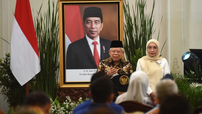 Wakil Presiden Maruf Amin (tengah) didampingi istri Wury Maruf Amin (ketiga kanan) bersalaman dengan para pegawai setwapres usai menghadiri silaturahmi dan perpisahan Wakil Presiden dengan jajaran setwapres, perangkat melekat dan Wartawan Istana Wapres di Auditorium Istana Wakil Presiden, Jakarta, Kamis (17/10/2024). Pada pidato perpisahan jelang akhir masa jabatannya, wapres mengklaim tugas-tugas yang diberikan oleh presiden dijalankan dengan baik seperti penurunan angka stunting dan kemiskinan, kemajuan di Papua, serta kemajuan dalam reformasi birokrasi. ANTARA FOTO/Indrianto Eko Suwarso/wpa.