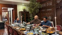 Acara makan malam keluarga yang dihadiri oleh sang putra dan Titiek Soeharto ini tampak meriah dengan banyaknya pilihan makanan yang tersedia. Foto: Instagram @prabowo