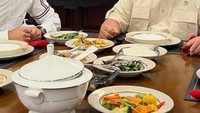 Cukup akrab dengan Raffi Ahmad, begini momen Raffi makan siang bareng Prabowo. Menunya ada telur dadar hingga capcay. Foto: Instagram @prabowo