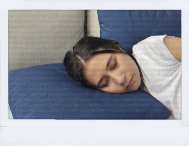 Di hari ulang tahunnya itu Prilly juga memamerkan fotonya saat rebahan. Ia mengaku hanya ingin rebahan seharian di hari ulang tahunnya itu. “Merayakan Ulang Tahun dengan kegiatan yang jarang dilakukan. Wish ultahku ke sahabat-sahabatku adalah… ‘Gue cuma mau rebahan aja seharian’,” tulis Prilly. Foto: Instagram/@prillylatuconsina96