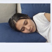 Di hari ulang tahunnya itu Prilly juga memamerkan fotonya saat rebahan. Ia mengaku hanya ingin rebahan seharian di hari ulang tahunnya itu. “Merayakan Ulang Tahun dengan kegiatan yang jarang dilakukan. Wish ultahku ke sahabat-sahabatku adalah… ‘Gue cuma mau rebahan aja seharian’,” tulis Prilly. Foto: Instagram/@prillylatuconsina96