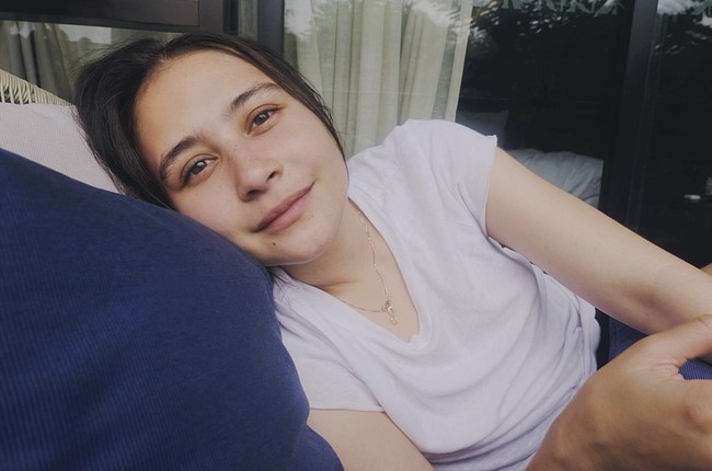 Tampil natural tanpa pulasan makeup sama sekali, Prilly tetap terlihat cantik. Penampilannya pun tampak simpel dengan kaos putih. Foto: Instagram/@prillylatuconsina96