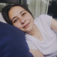 Tampil natural tanpa pulasan makeup sama sekali, Prilly tetap terlihat cantik. Penampilannya pun tampak simpel dengan kaos putih. Foto: Instagram/@prillylatuconsina96