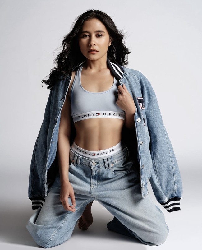 Selain foto rebahan, Prilly juga memamerkan hasil pemotretannya yang begitu menawan. Mengenakan set underwear dari Tommy Hilfiger dipadukan dengan celana panjang dan jaket jeans, Prilly tampil cantik mempesona. Foto: Instagram/@prillylatuconsina96