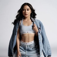 Selain foto rebahan, Prilly juga memamerkan hasil pemotretannya yang begitu menawan. Mengenakan set underwear dari Tommy Hilfiger dipadukan dengan celana panjang dan jaket jeans, Prilly tampil cantik mempesona. Foto: Instagram/@prillylatuconsina96